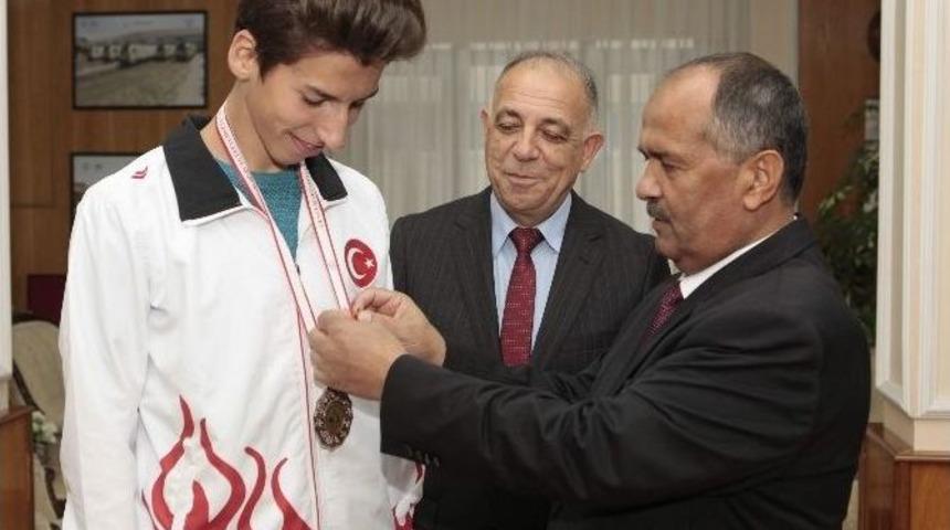 T&uuml;lomsaş&rsquo;tan Başarılı Sporcuya &Ouml;d&uuml;l