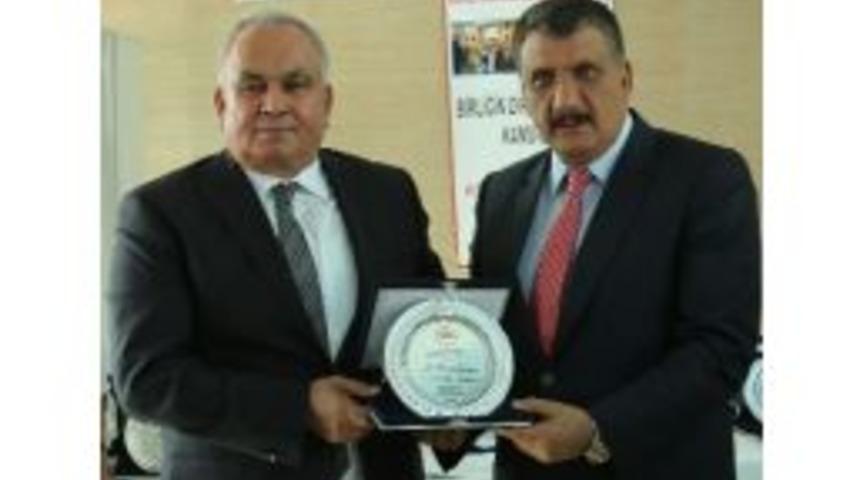 Başkan Tollu&rsquo;ya, Kamu-der&rsquo;den &lsquo;en Başarılı İl&ccedil;e Belediye Başkanı&rsquo; &Ouml;d&uuml;l&uuml;