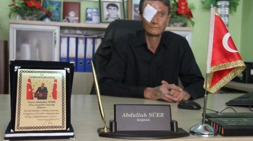 Cumhurbaşkanlığı&rsquo;ndan Engelli Başkana Plaket