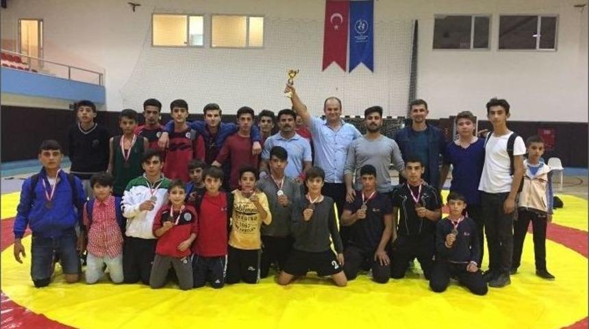 Adana B&uuml;y&uuml;kşehir Belediyesi G&uuml;reş Takımı Umut Veriyor