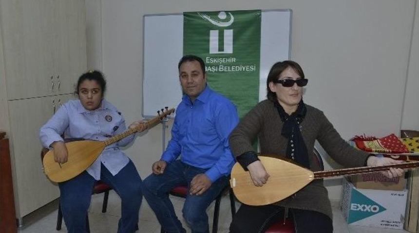Bağlama Kursuyla Sosyal Yaşama Tutunuyorlar