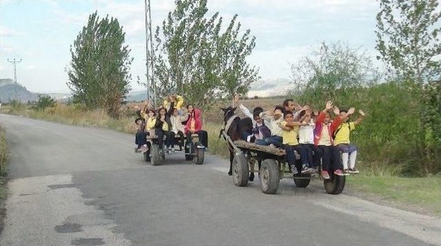 Öğrenciler Okula At Arabasıyla Gidiyor