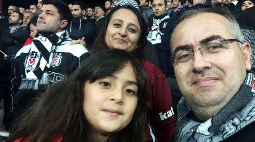 Kaptan Hutchinson Kırkağa&ccedil;lı Minik Azra&rsquo;yla Sahaya &Ccedil;ıktı