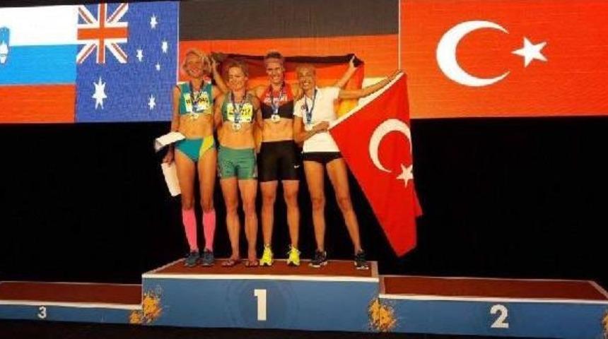 İzmirli Aycan'dan Masterlarda G&uuml;m&uuml;ş Madalya