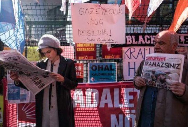 Cumhuriyet Gazetesi'ne Destek Ziyaretleri Sürüyor