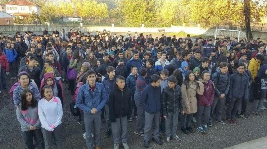 Başkan Akcan&rsquo;dan Şiir Yarışmasında Birinci Olan &Ouml;ğrenciye &Ouml;d&uuml;l