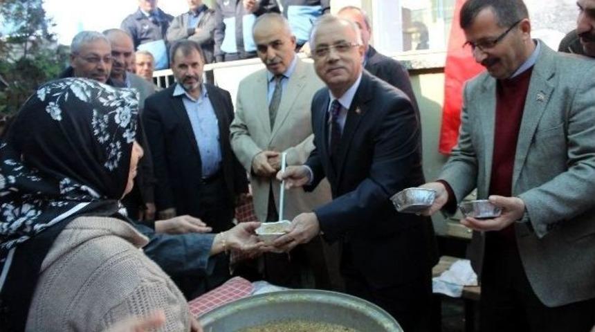 Salihli Manavlar Ve Pazarcılardan Aşure İkramı