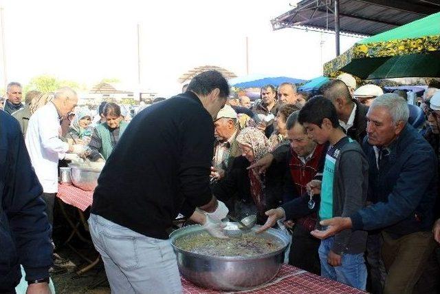 Salihli Manavlar Ve Pazarcılardan Aşure İkramı