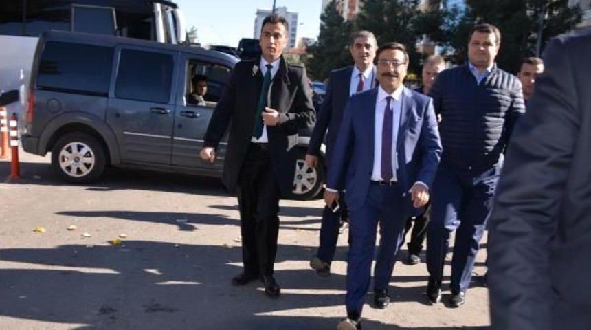 Diyarbakır B&uuml;y&uuml;kşehir Belediyesi'ne Kayyum Gelmeden Binada Bomba Araması Yapıldı (2)