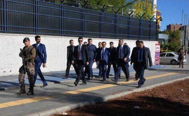 Diyarbakır Büyükşehir Belediyesi'ne Kayyum Gelmeden Binada Bomba Araması Yapıldı (2)