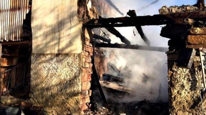 Bartın&rsquo;da Ahşap Ev Yangında K&uuml;l Oldu