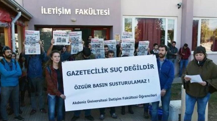 İletişim &Ouml;ğrencilerinden Cumhuriyet'e Destek Eylemi
