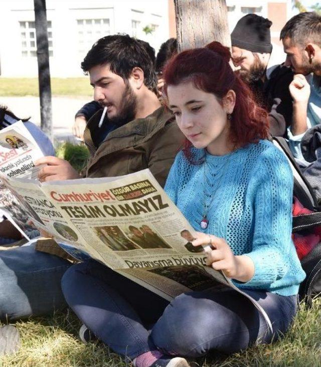 İletişim Öğrencilerinden Cumhuriyet'e Destek Eylemi