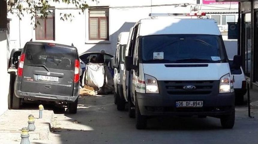 Fatih&rsquo;te Kağıt Toplama Arabasının İ&ccedil;inde Erkek Cesedi Bulundu