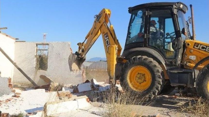 Aksu&rsquo;da 6 Metruk Bina Yıkıldı