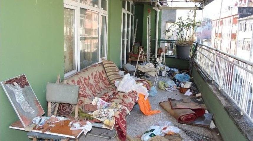 Kocaeli&rsquo;de Bir Evden 3 Kamyon Dolusu &Ccedil;&ouml;p &Ccedil;ıktı