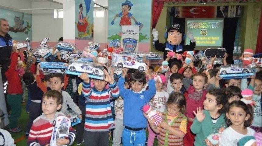 Erzincan Emniyetinden &Ccedil;ocuklara Kanka Ziyareti
