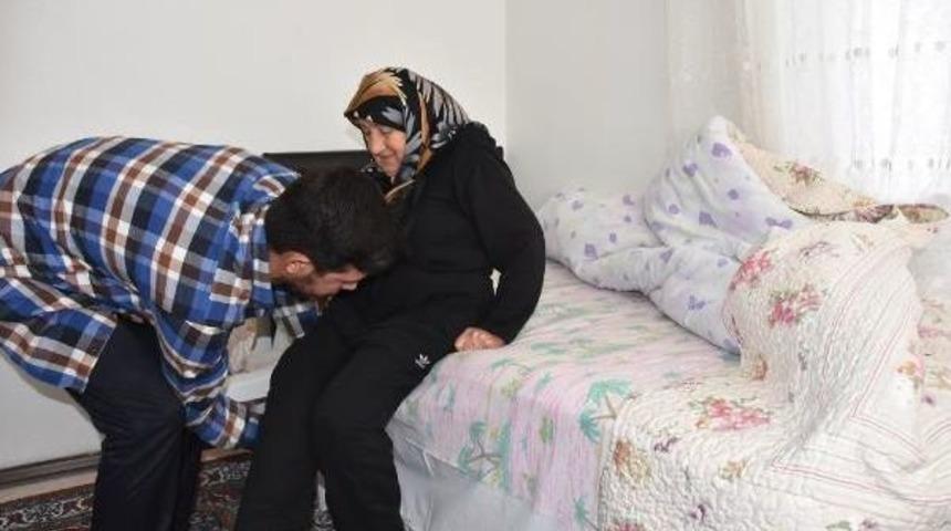 Kendisini B&uuml;y&uuml;ten Anneannesinin Eli Ayağı Oldu