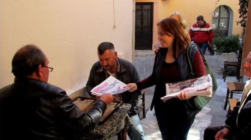 Cumhuriyet Gazetesine Destek İ&ccedil;in Gazete Dağıttılar