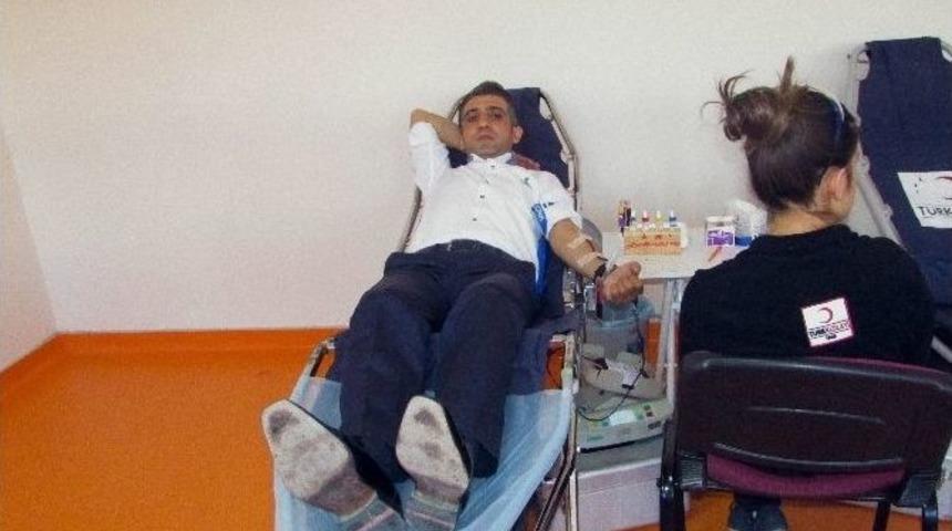 &Ouml;ğretmen Ve &Ouml;ğrenci Velileri Kan Bağışında Bulundu
