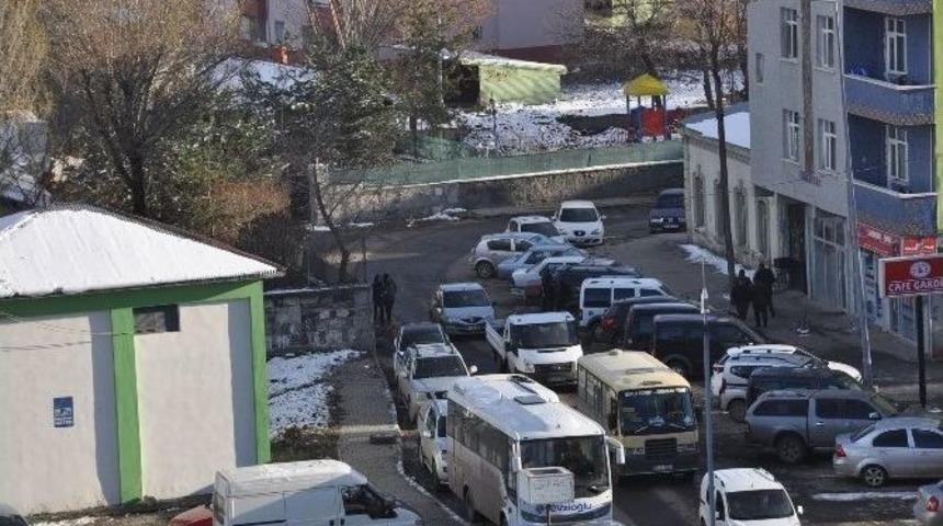 Kars&rsquo;ta Gelişi G&uuml;zel Park Edilen Ara&ccedil;lar Trafiği Aksatıyor