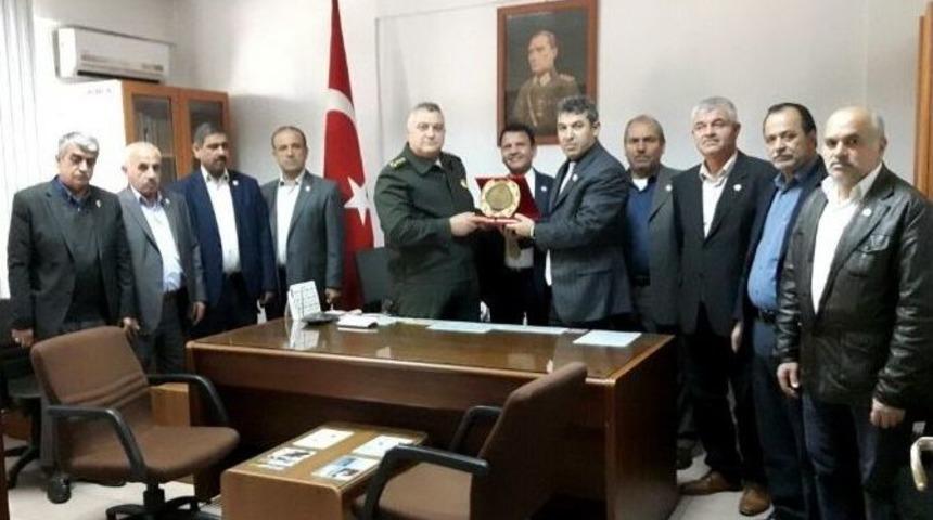 Muhtarlardan Askerlik Şube Başkanına Teşekk&uuml;r Plaketi
