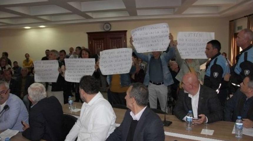Kuşadası’nda Gergin Belediye Meclis Toplantısı