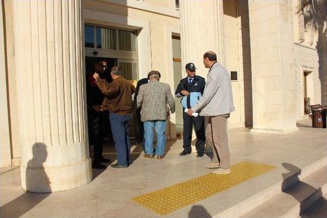 Kuşadası’nda Gergin Belediye Meclis Toplantısı