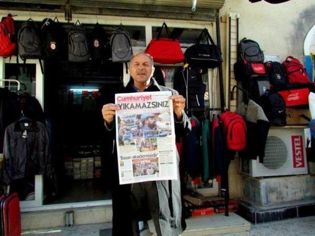 Çeşme'de Cumhuriyet Gazetesi'ne Destek Eylemi