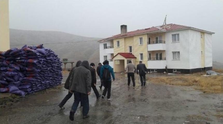 Fırtına Okulların &Ccedil;atılarını U&ccedil;urdu