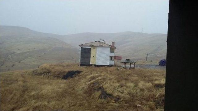 Fırtına Okulların &Ccedil;atılarını U&ccedil;urdu 1