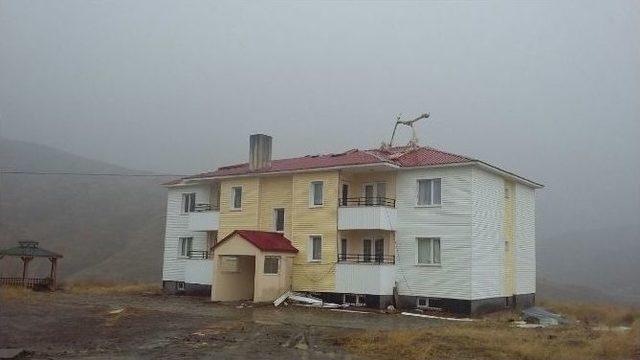 Fırtına Okulların &Ccedil;atılarını U&ccedil;urdu 2