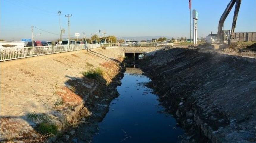Ahmet Bedevi Mahallesi&rsquo;nin Tahliye Kanalı Temizlendi