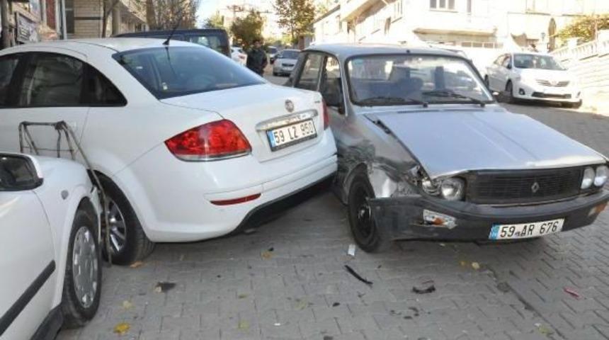 4 Araca &Ccedil;arpan Otomobilin S&uuml;r&uuml;c&uuml;s&uuml; Hafif Yaralandı