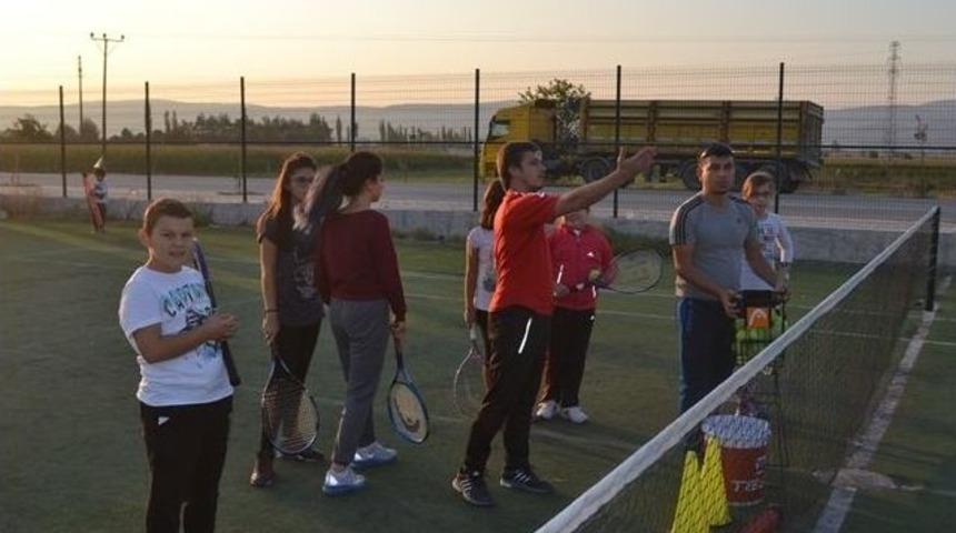 Bigadi&ccedil;&rsquo;de Minikler Tenis &Ouml;ğreniyor