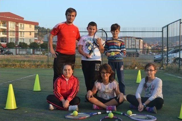 Bigadiç’de Minikler Tenis Öğreniyor