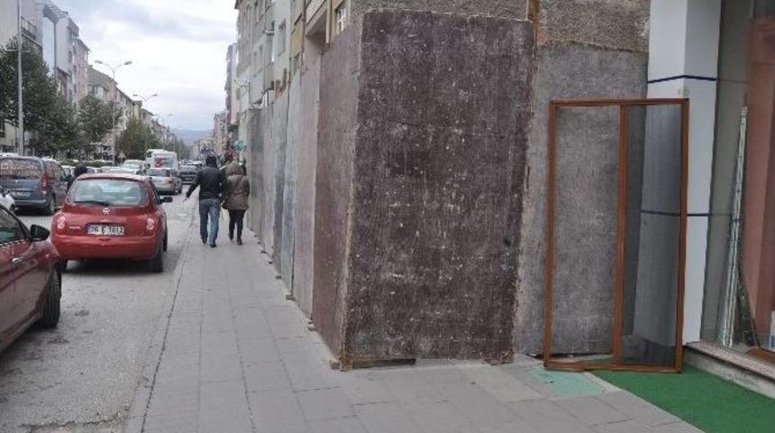 Boz&uuml;y&uuml;k&rsquo;te Vatandaşlar Kaldırım İşgalinden Şik&acirc;yet&ccedil;i