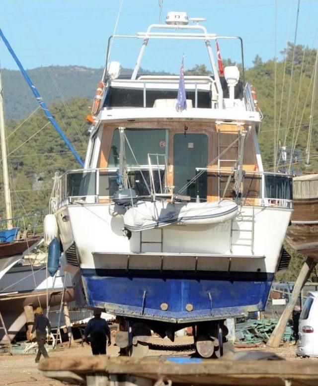 Sahil Güvenlik Kaçakları Taşıyan Yüks Yatı Bodrum'a Getirdi