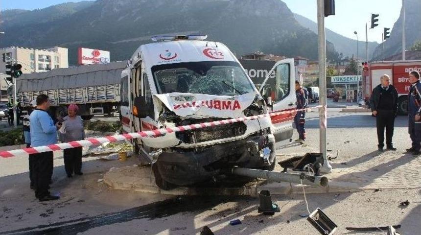 Ambulans İle Ticari Ara&ccedil; &Ccedil;arpıştı: 7 Yaralı