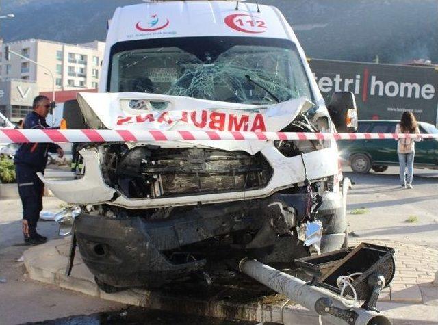 Ambulans İle Ticari Araç Çarpıştı: 7 Yaralı