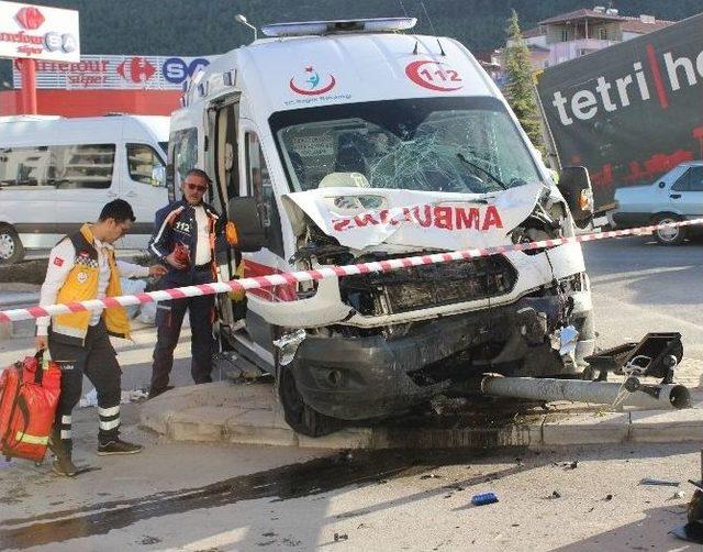 Ambulans İle Ticari Araç Çarpıştı: 7 Yaralı