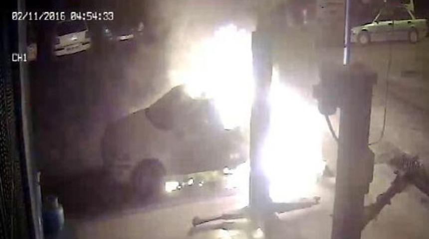 Tamir I&ccedil;in Bıraktığı Otomobili Kundaklandı