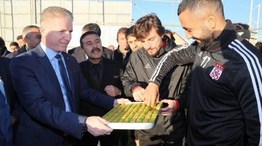 Sivasspor&rsquo;a Vali G&uuml;l&rsquo;den Baklavalı Ziyaret