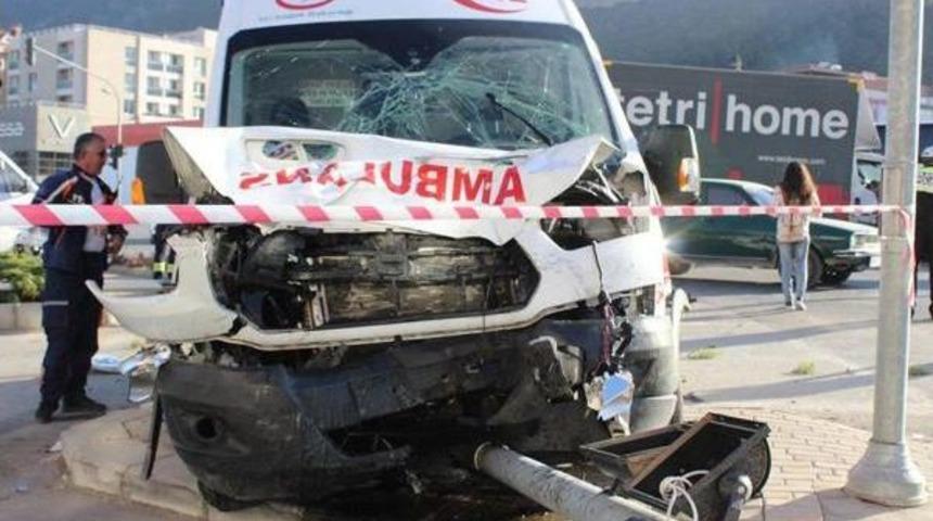 Ambulansla Kamyonet &Ccedil;arpıştı: 7 Yaralı