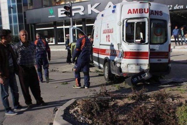 Ambulansla Kamyonet Çarpıştı: 7 Yaralı