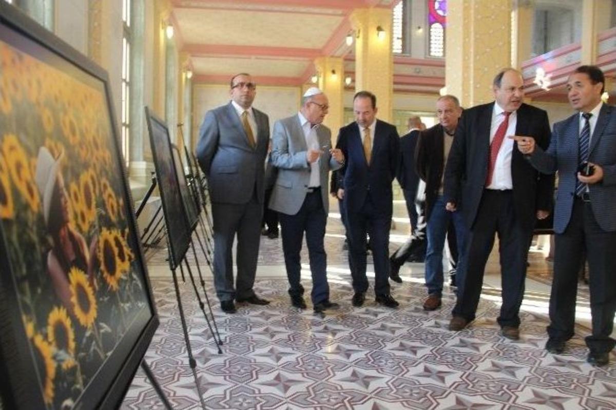 Sinagog&rsquo;ta &Ccedil;i&ccedil;ek A&ccedil;tı