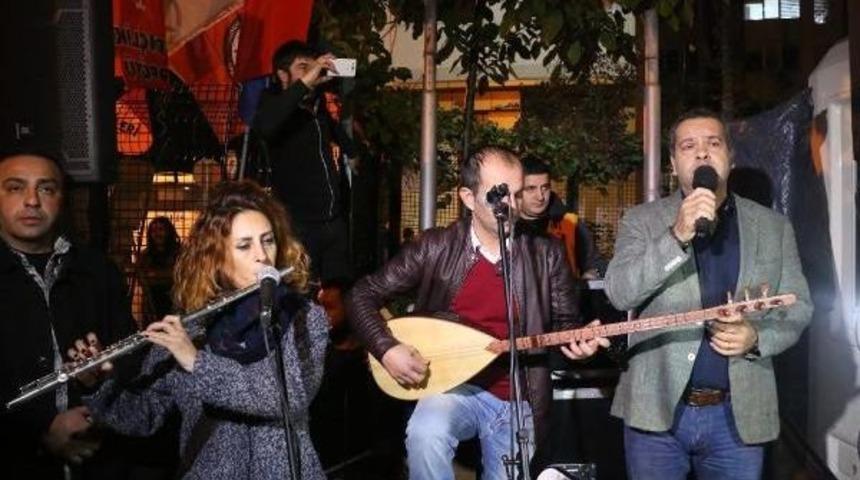 Cumhuriyet Gazetesi &Ouml;n&uuml;nde Mini Konser