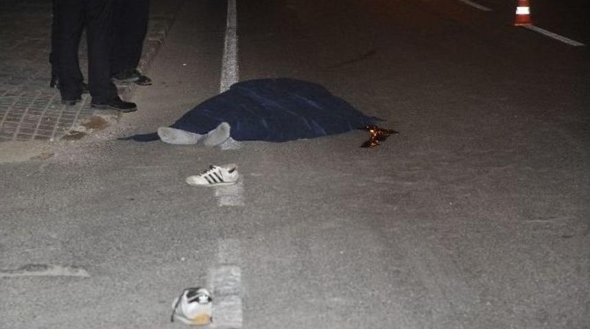 Cadde Ortasına Yatan Vatandaşa Otomobil &Ccedil;arptı: 1 &Ouml;l&uuml;