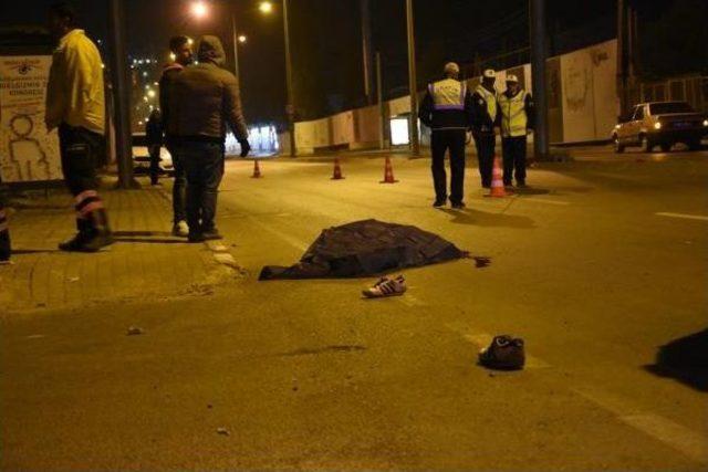Cadde Ortasında Yatan Adama Araç Çarptı 2