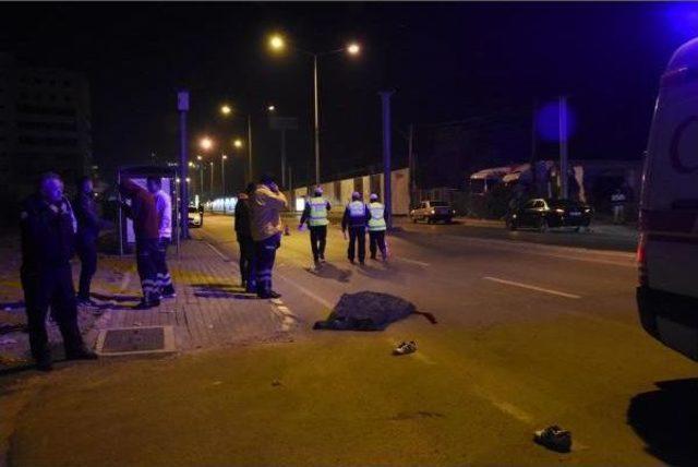 Cadde Ortasında Yatan Adama Araç Çarptı 3